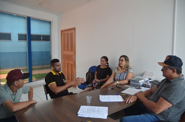 Rio Crespo> Prefeito firma parceria de forma voluntária para implantação de capoeira no municipio
