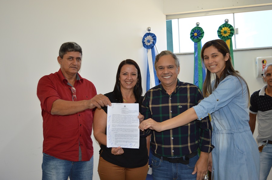 Rio Crespo: Secretária de Agricultura assina convenio para aquisição de veiculo