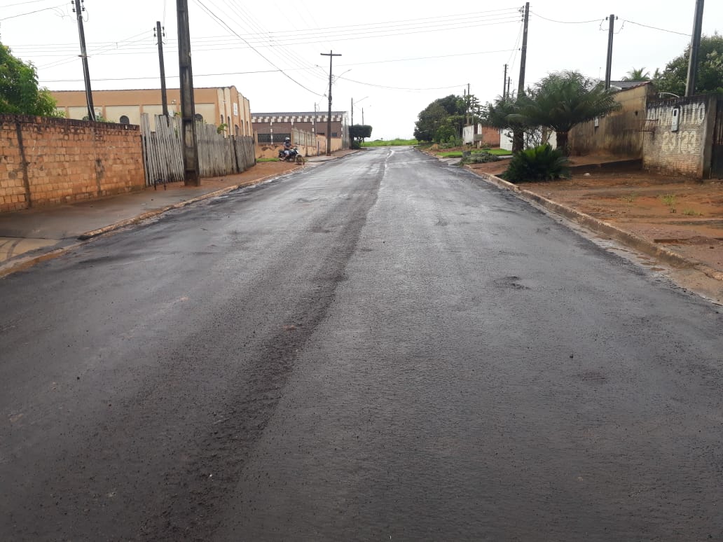 Rio Crespo: Ruas e avenidas da cidade  são contemplada com aplicação de lama asfáltica para conservação do asfalto existente.
