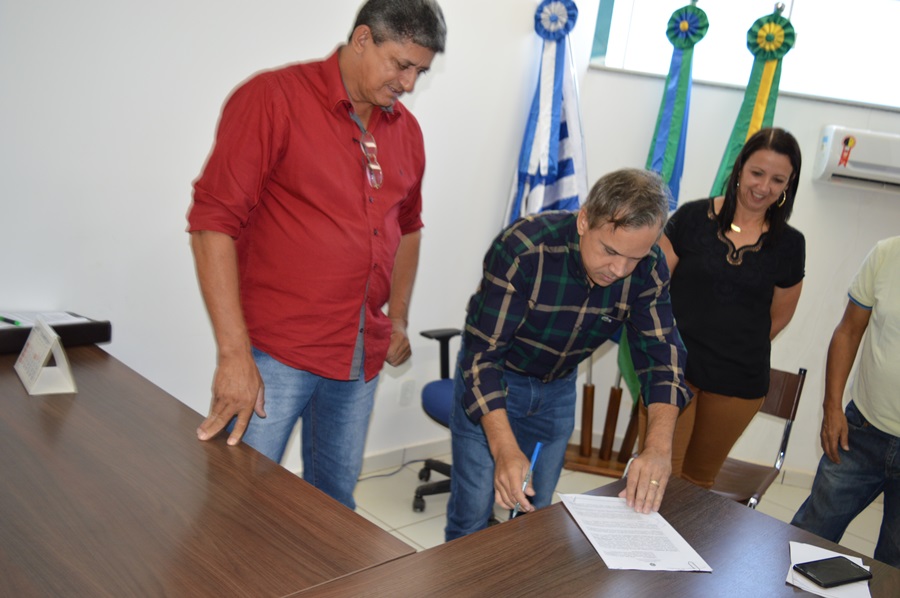 RIO CRESPO Deputado Geraldo da Rondônia assina convênio para aquisição de veículo