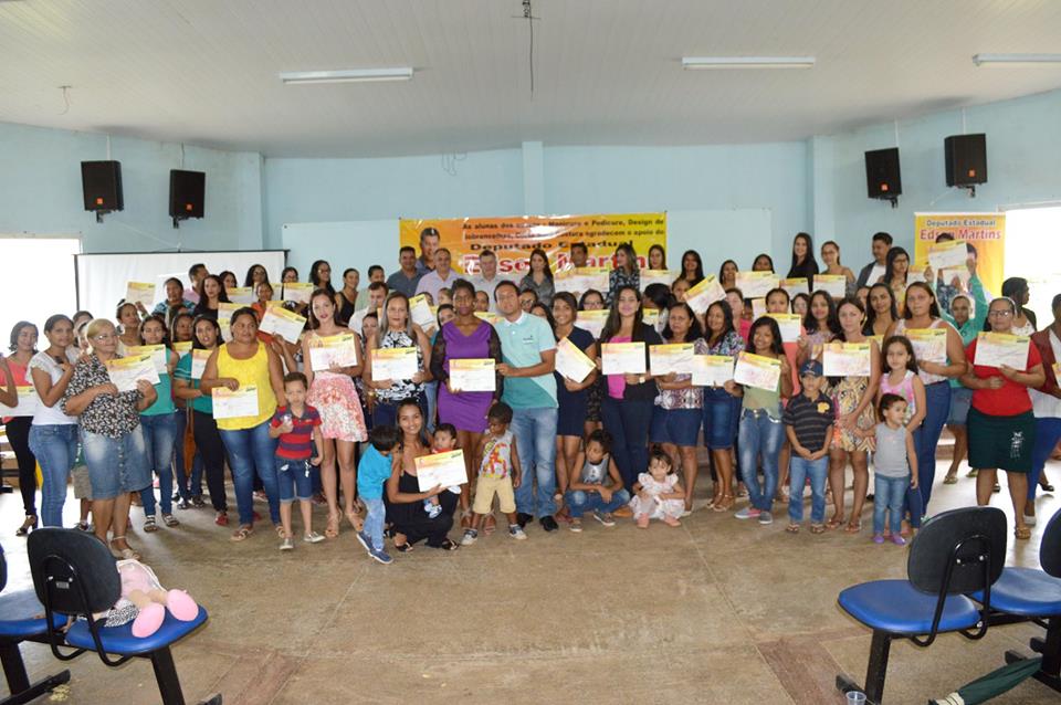 Itapua do Oeste: Deputado estadual Edson Martins com o apoio da Sec. de Assistência Social contempla mais de 240 alunos com cursos profissionalizantes