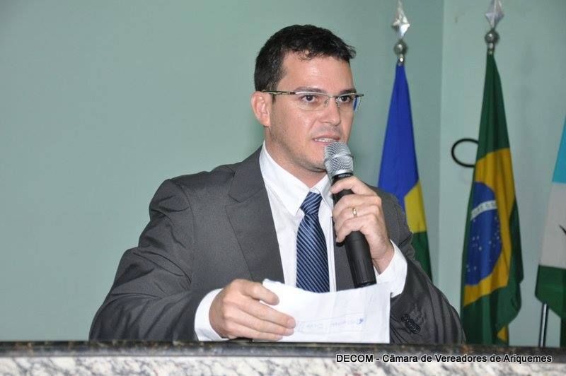 Vereador Renato Padeiro solicita criação de estacionamentos em ruas e avenidas da cidade