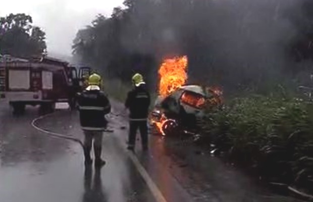 Carros batem de frente, pegam fogo e deixam sete mortos na GO-080