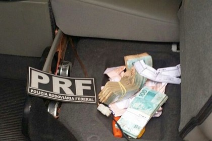 Homens que levavam dinheiro escondido dentro de caminhonete são presos pela PRF de Vilhena