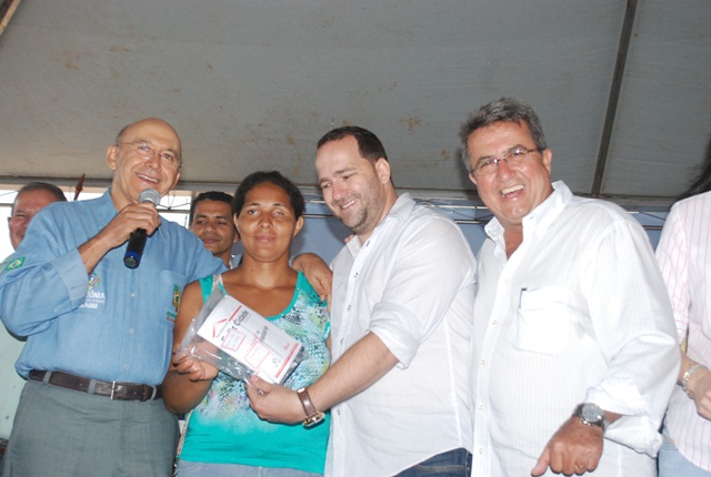 Deputado Alex Redano participa da abertura do “JIEMA”e da entrega das casas populares