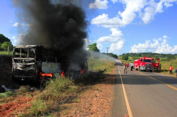 Ônibus que transportava 45 fiéis para ‘O Viva Ariquemes’ pega fogo na RO 470