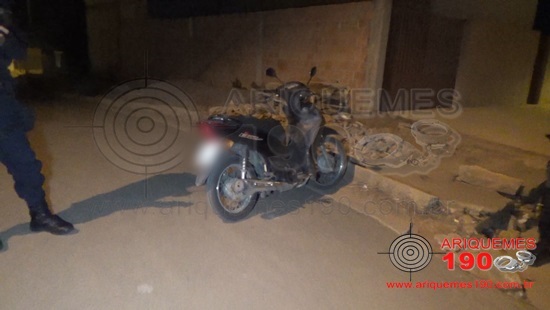 Após roubo, criminosos abandonam motoneta e fogem levando celulares em Ariquemes