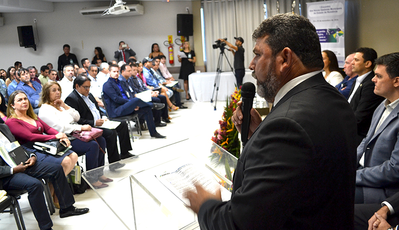 Prefeitos eleitos recebem orientações em evento da AROM e Governo