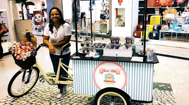Empreendedora monta bike para vender brigadeiros e doces finos
