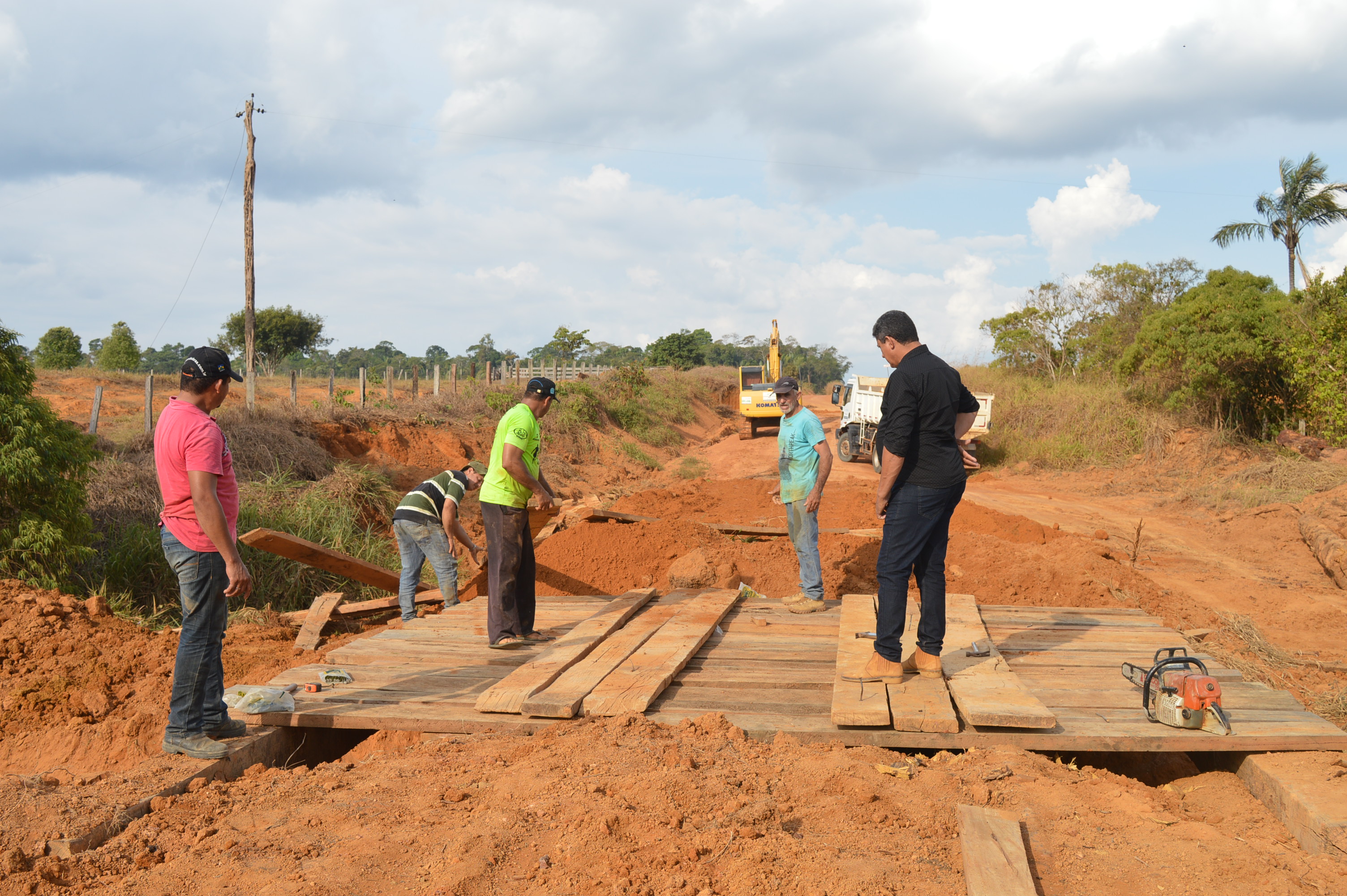 Rio Crespo: Parceria entre prefeitura e Secretaria de Obras constrói ponte e recupera estradas
