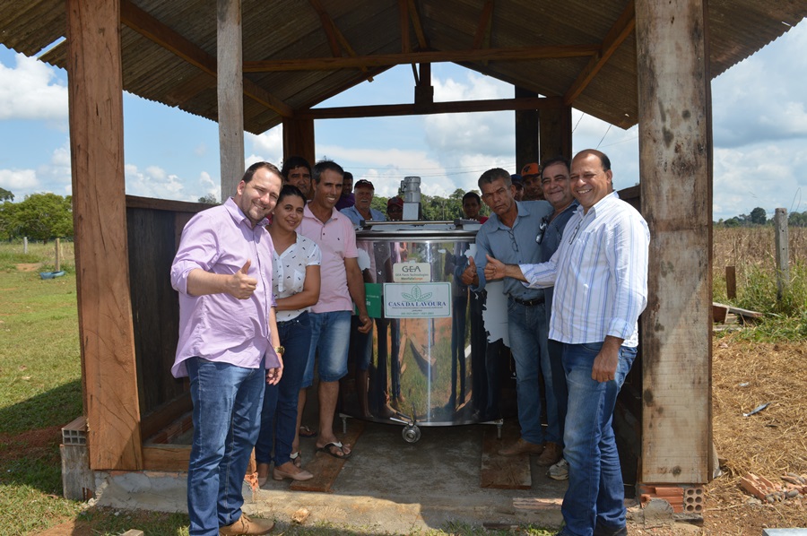 Alex Redano entrega resfriador de leite para Associação de Produtores Rurais