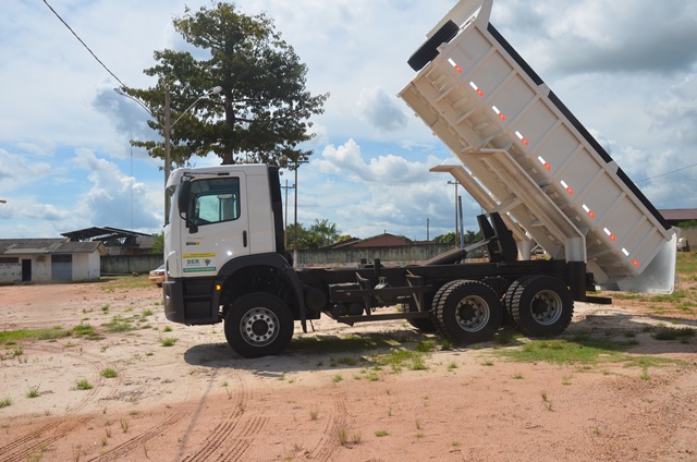 Rio Crespo> Secretaria de Obras é contemplada com caminhão caçamba, e prefeito afirma que em breve anunciará novas conquistas para o município.