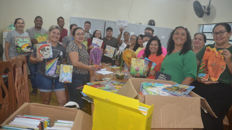 Rio Crespo: Prefeitura entrega livros para escolas municipais