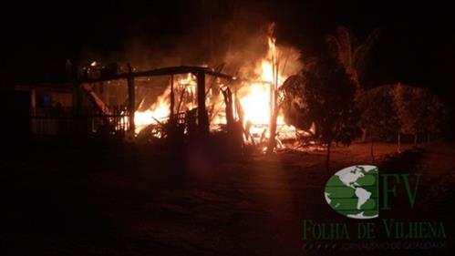 Incêndio destruiu o imóvel e por muito pouco não pegou na casa de outro policial militar