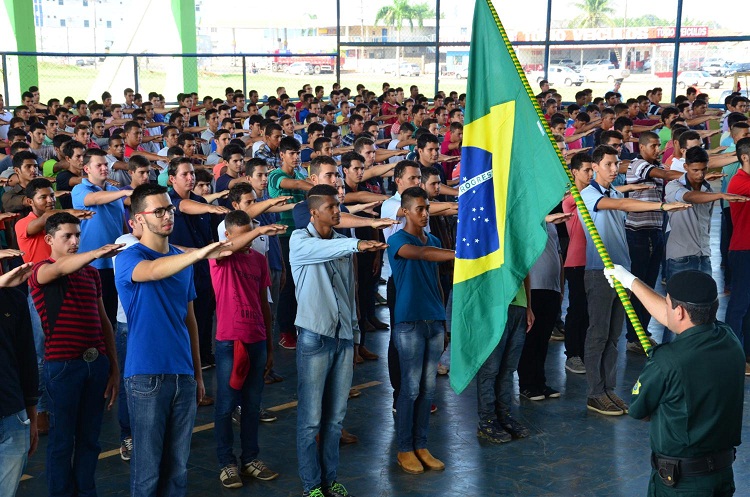 Ariquemes:Cerca de 500 jovens participam do juramento à Bandeira e recebem dispensa Militar