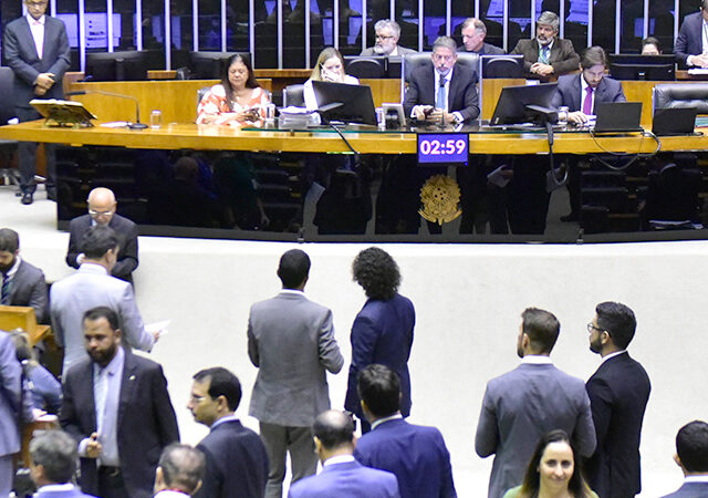 Câmara aprova texto-base da minirreforma eleitoral com votos de 6 rondonienses; votação segue