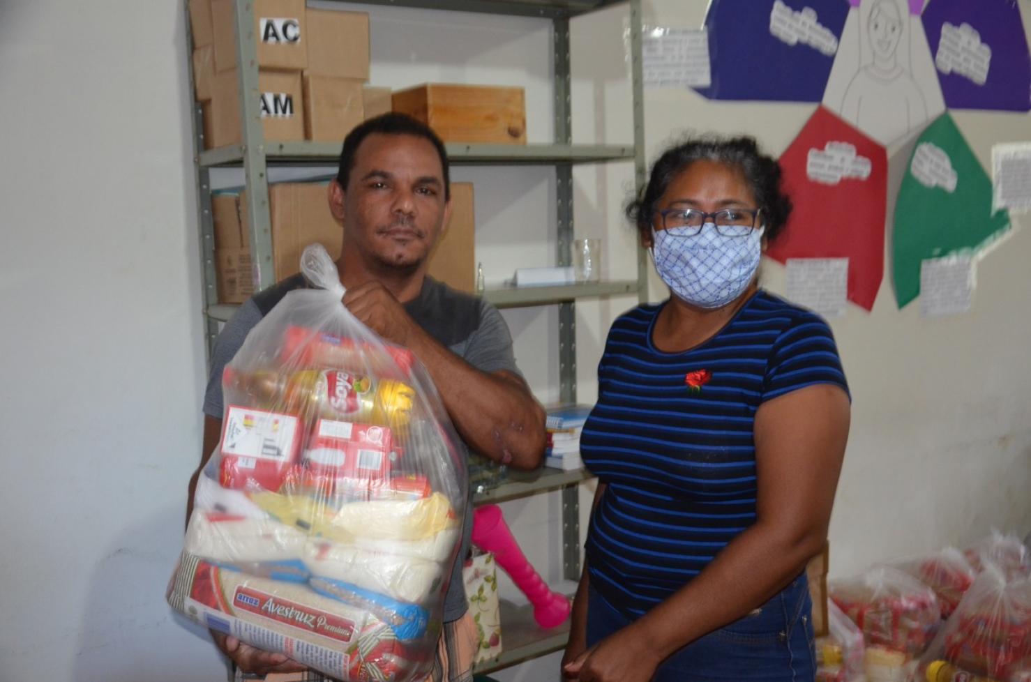 Prefeitura inicia entrega de cestas básicas às famílias de alunos em situação de vulnerabilidade em Ariquemes