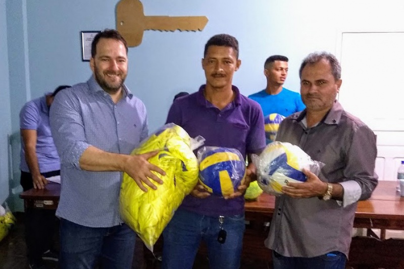 Deputado Alex Redano entrega material esportivo e assina emendas em Itapuã do Oeste