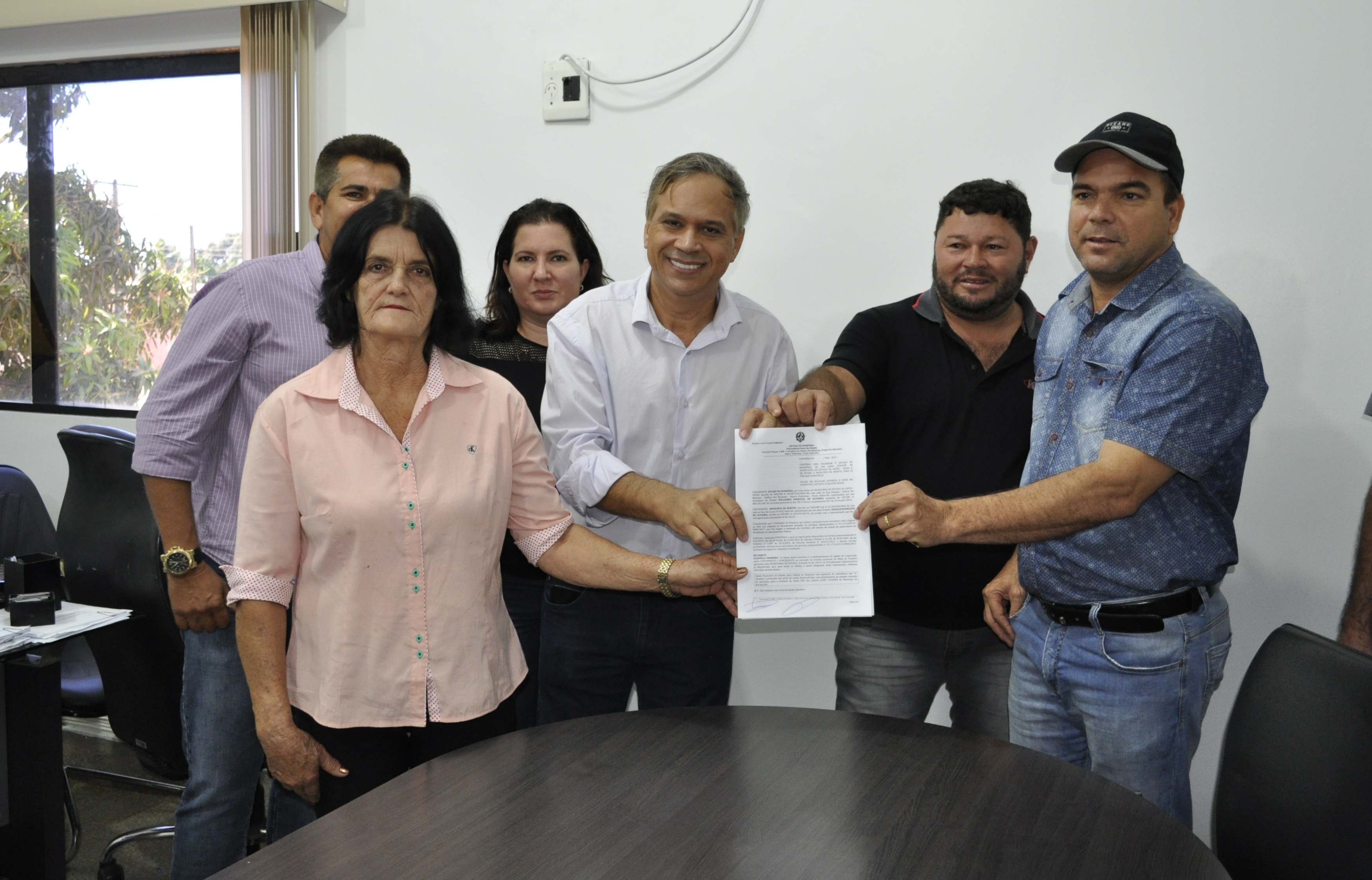 Deputado Geraldo da Rondônia assina convênio para aquisição de ambulância