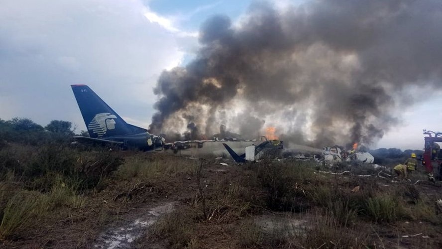 Avião com 103 ocupantes cai após decolagem no México e todos sobrevivem