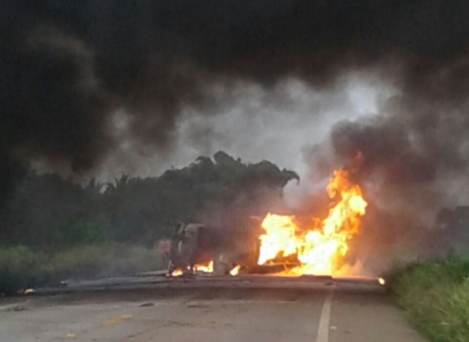 Itapuã do Oeste:Caminhão tanque explode ao colidir com carreta