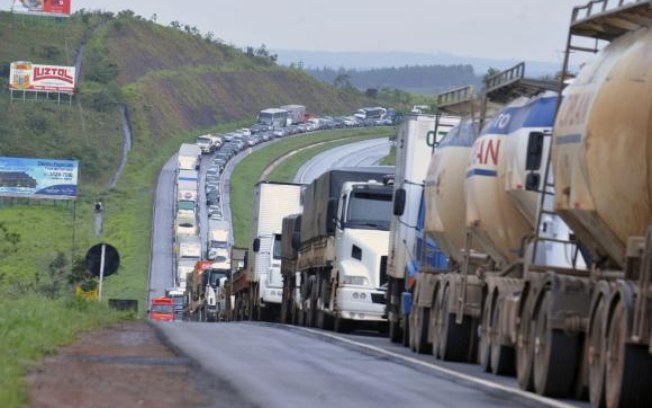 Protesto de caminhoneiros bloqueia rodovias pelo país