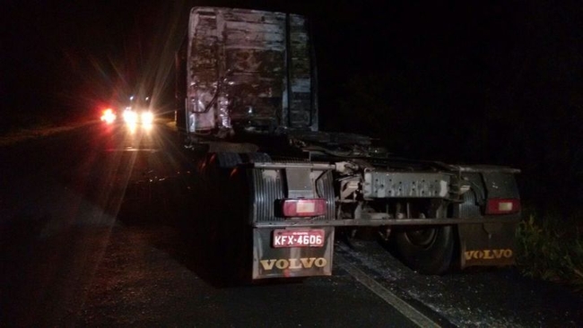 Caminhoneiro que seguiria com carga para Pimenta Bueno tem veículo destruído pelo fogo