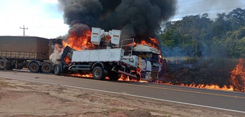 Caminhão e carreta colidem e pegam fogo na BR-364, entre Ariquemes e Jaru