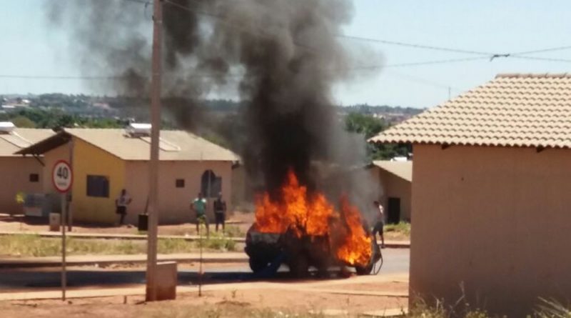 Mulher coloca fogo no carro do marido após flagrá-lo com outra, no TO