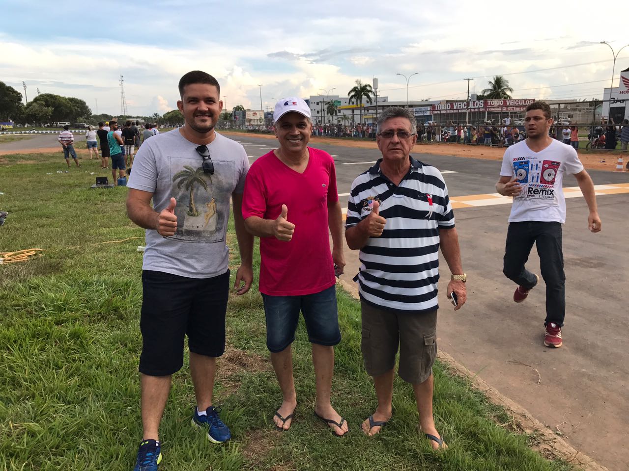 Deputado Geraldo da Rondônia da bandeirada final ao campeão da Copa Blue Ray Interestadual de Kart