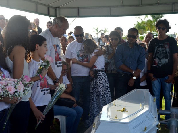 Família morta na Espanha é sepultada em cemitério de João Pessoa