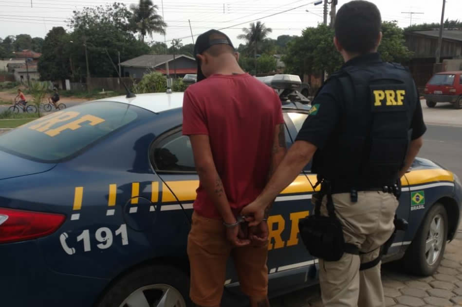 Jovem é preso em táxi com quase 6 quilos de droga