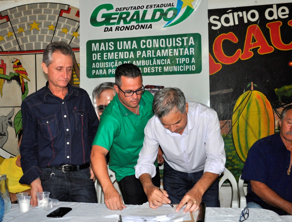 Geraldo da Rondônia assina convênio para aquisição de ambulância