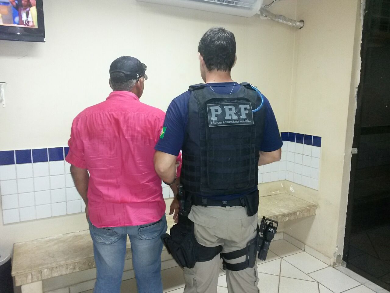 ITAPUÃ DO OESTE: PRF prende homem com habilitação falsa no Km-600 da BR-364