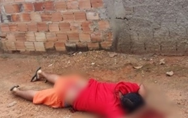 Casal é alvejado a tiros no Bairro Coqueiral em Ariquemes, homem morreu no local