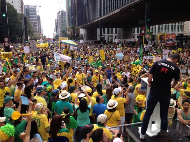 Manifestação contra o governo federal fecha a Avenida Paulista