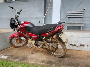 Mãe e filhos são presos tentando vender moto furtada em rede social
