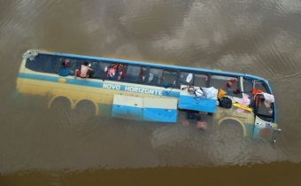 Ônibus que seguia da Bahia para SP cai dentro de rio em Minas Gerais