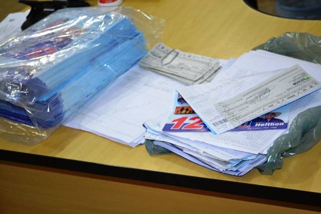 Buritis: Polícia apreende Material de propaganda de candidato a prefeito, grampeado em cheques de laticínio.