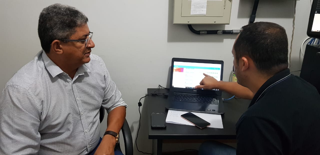 Prefeito de Rio Crespo acompanha cadastro de informações sobre o transporte escolar na AROM