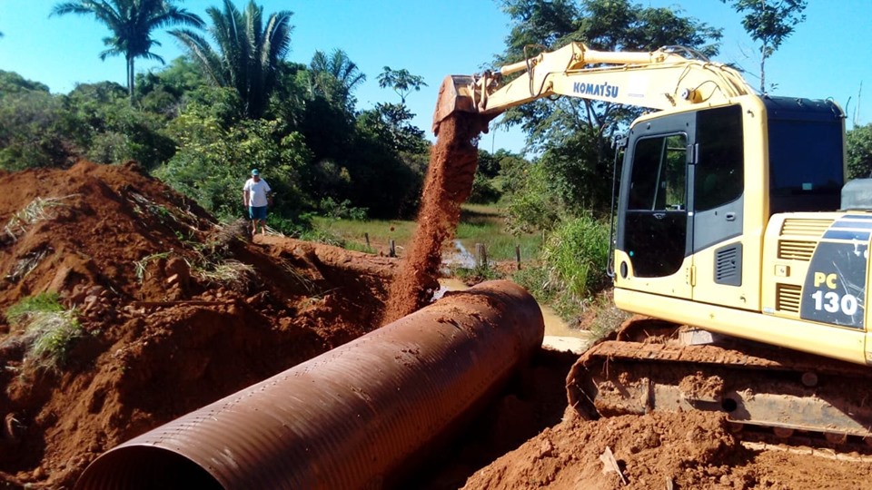 Rio Crespo: Pontes de madeiras estão sendo substituídas por Tubos Armcos