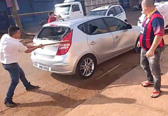 Vídeo mostra taxistas destruindo carro do Uber em Porto Velho