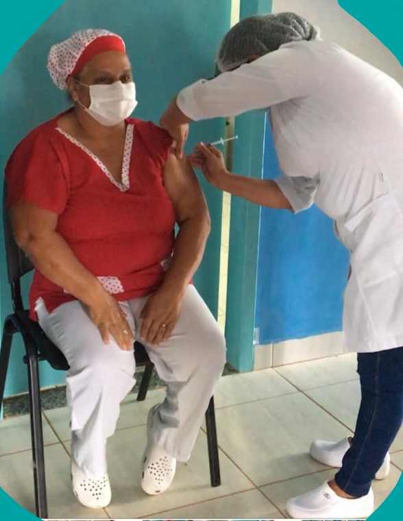 Rio Crespo>A primeira pessoa a ser vacinada contra a Covid-19  foi  a Técnica de enfermagem  Aurenir Xavier.