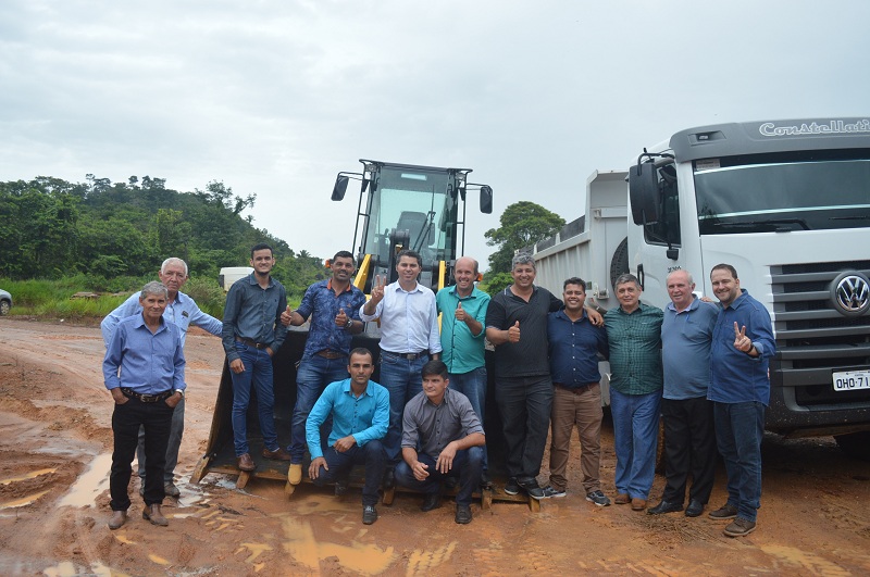 Deputado Alex Redano participa de solenidade de entrega de maquinários e implementos agrícolas no município de Campo Novo.