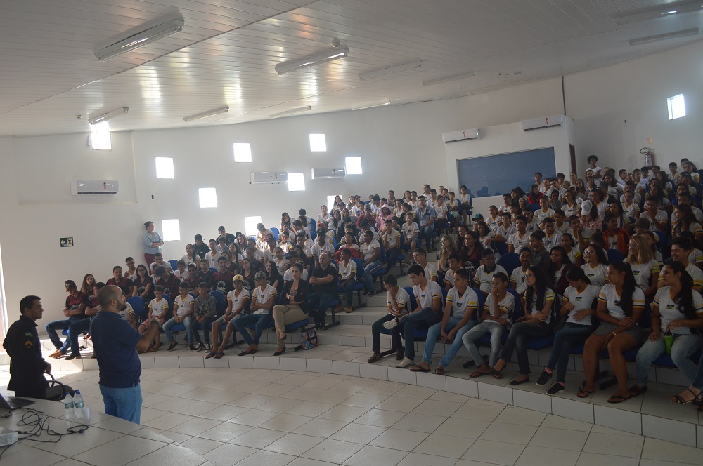 Rio Crespo: Através da Escola Francisco Mignone  palestra é realizada no auditório da prefeitura municipal