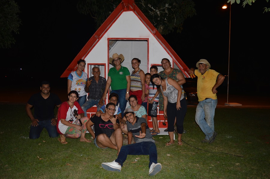 Rio Crespo: Casinha de Papai Noel é construída na praça municipal