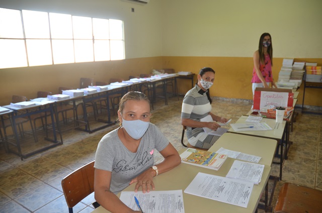 Rio Crespo>Secretaria de Educação faz entrega da segunda etapa de apostilas para alunos do município.