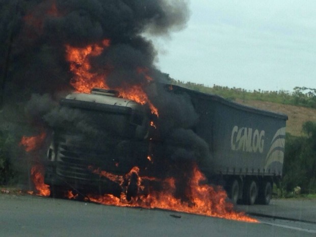 Caminhão carregado de cerveja pega fogo na BR-470, no Vale do Itajaí
