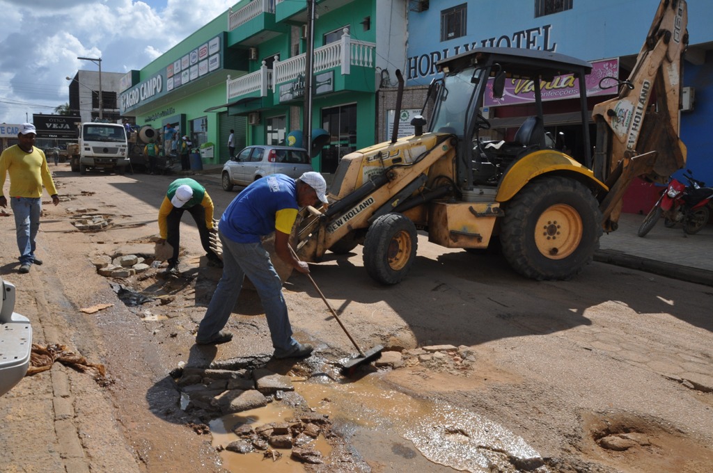 Buritis:Administração intensifica tapa buracos nas vias públicas