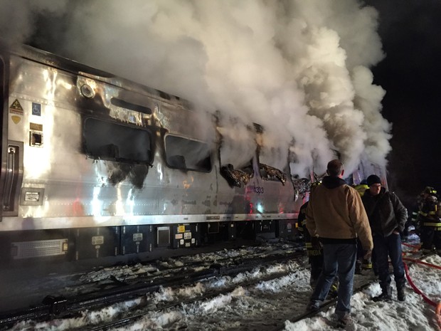 Choque entre trem e carro deixa mortos nos Estados Unidos